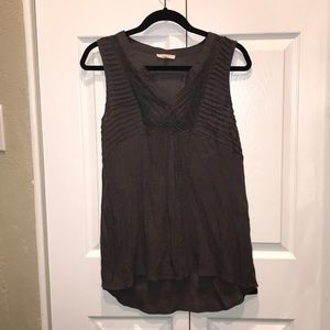 Mystree High Low Top size L Gray Embroidered Olive